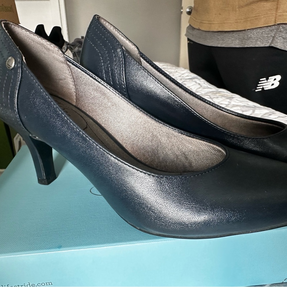 Life Stride Elegant Navy Pumps